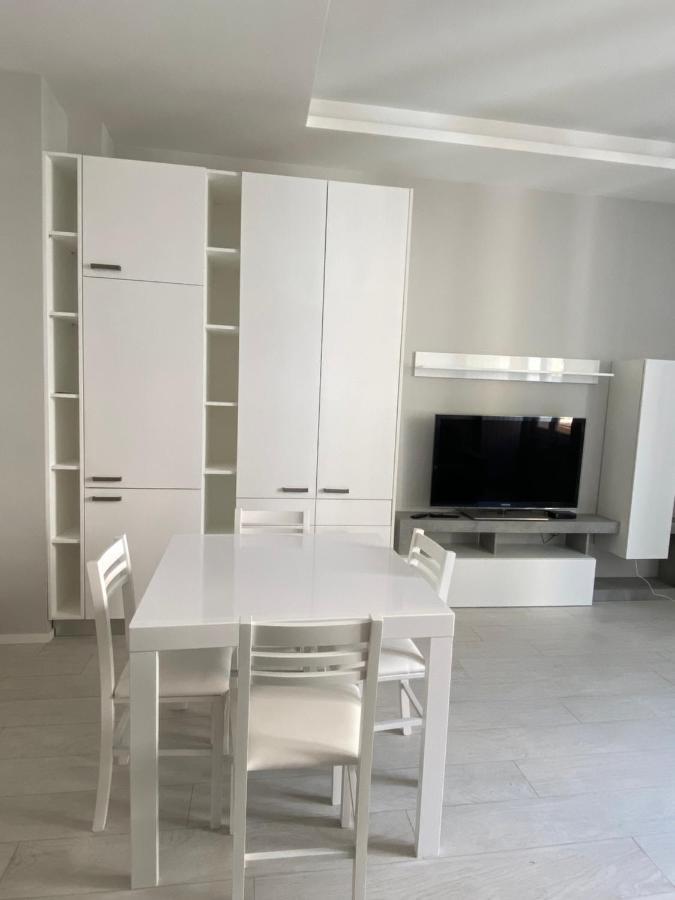Casa Dante: Oneglia Centro-Marina-Spiagge Apartment อิมเปรีอา ภายนอก รูปภาพ